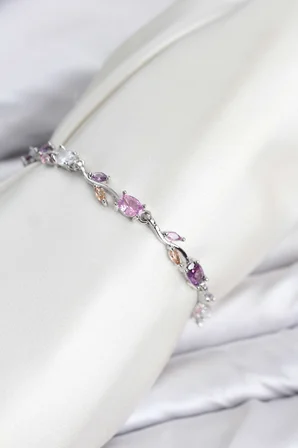 Pirinç Gümüş Renk Pembe ve Mor Zirkon Taşlı Çiçek Model Kadın Bileklik