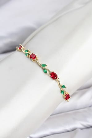 Pirinç Gold Renk Kırmızı Zirkon Taşlı Çiçek Model Kadın Bileklik