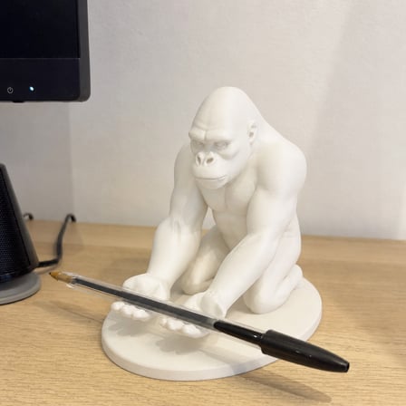 3D Baskı Goril Telefon Tutucu - Kaslı Goril Masaüstü Telefon Standı-Beyaz