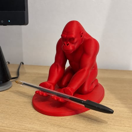3D Baskı Goril Telefon Tutucu - Kaslı Goril Masaüstü Telefon Standı-Kırmızı