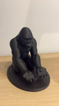 3D Baskı Goril Telefon Tutucu - Kaslı Goril Masaüstü Telefon Standı-Siyah
