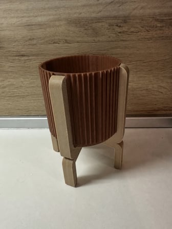 3D Baskı Ayaklı Çizgili Saksı - Bej Standlı Dekoratif Saksı - Kahverengi