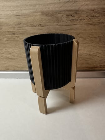 3D Baskı Ayaklı Çizgili Saksı - Bej Standlı Dekoratif Saksı - Siyah
