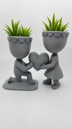 3D Baskı Aşk Saksısı - Kalp Tutan Çift Figürlü Dekoratif Saksı - Gri