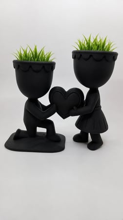 3D Baskı Aşk Saksısı - Kalp Tutan Çift Figürlü Dekoratif Saksı - Siyah