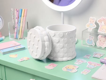 3D Baskı Kabartma Kalp Desenli Kapaklı Kalemlik - Masaüstü Organizer - Beyaz