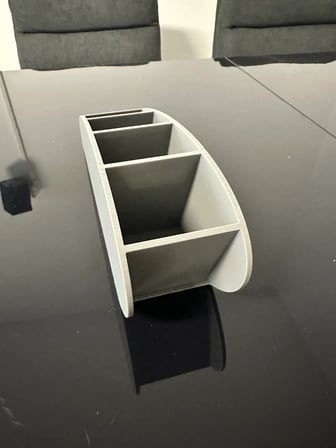 3D Baskı Beş Bölmeli Kumanda Standı Modern Masaüstü Kumanda Organizeri Sehpa ve Koltuk Yanı Düzenleyici Gri