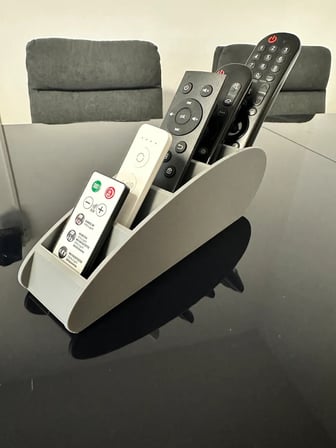 3D Baskı Beş Bölmeli Kumanda Standı Modern Masaüstü Kumanda Organizeri Sehpa ve Koltuk Yanı Düzenleyici Gri