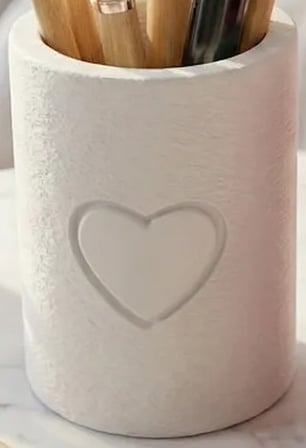 3D Baskı Kalp Motifli Silindir Kalemlik Makyaj Fırçası Organizeri Kabartma Kalpli Masaüstü - Beyaz