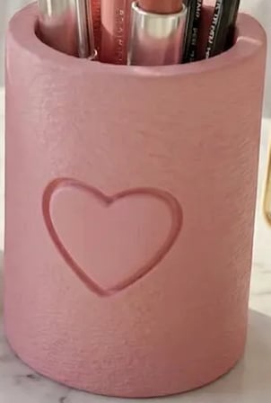 3D Baskı Kalp Motifli Silindir Kalemlik Makyaj Fırçası Organizeri Kabartma Kalpli Masaüstü - Pembe