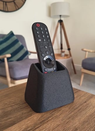 3D Baskı Tek Kumandalık Kumanda Standı Masa Üstü Kumanda Tutucu Dokulu Mat Siyah