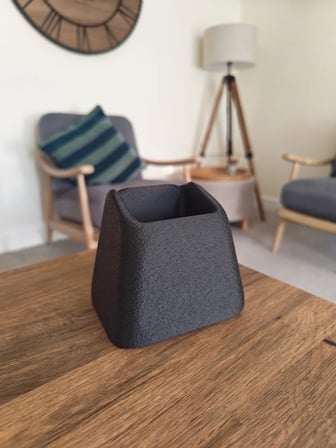 3D Baskı Tek Kumandalık Kumanda Standı Masa Üstü Kumanda Tutucu Dokulu Mat Siyah