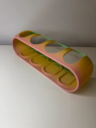 3D Baskı Dört Bölmeli Yatay Kumanda Standı Oval Kumanda Tutucu Sehpa Düzenleyici Renk Geçişli
