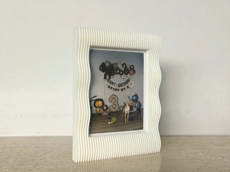 3D Baskı Dalgalı Çizgili Mini Fotoğraf Çerçevesi Masaüstü ve Buzdolabı Magnetli Çerçeve Beyaz