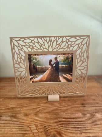 3D Baskı Yaprak Desenli Masaüstü Fotoğraf Çerçevesi Oyma Çiçek Desenli Düğün ve Masa Numarası Çerçevesi Bej
