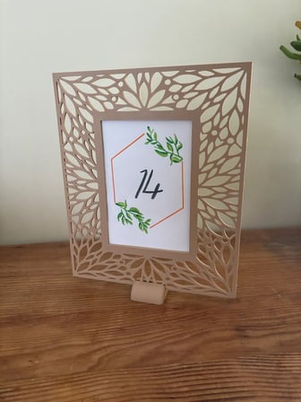 3D Baskı Yaprak Desenli Masaüstü Fotoğraf Çerçevesi Oyma Çiçek Desenli Düğün ve Masa Numarası Çerçevesi Bej