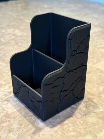 3D Baskı Çatlak Desenli Kumanda Standı Taş Görünümlü Çok Kumandalık Kumanda Tutucu Siyah