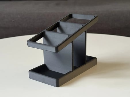 3D Baskı Üç Bölmeli Basamaklı Kumanda Standı Modern Kumanda Tutucu Siyah