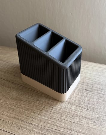 3D Baskı Japandi Çizgili Kumanda Standı Üç Bölmeli Modern Kumanda Düzenleyici Siyah Krem