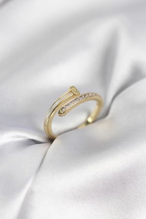 Zirkon Taşlı Gold Renk Yassı Çivi Model Kadın Yüzük