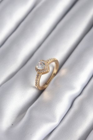Pirinç Gold Renk Zirkon Taşlı Kalp Charm Model Kadın Yüzük 5886