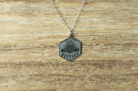 VINTESSY Kişiye Özel 925 Ayar Gümüş Gravürlü Logo Tasarımlı Kolye BZS01