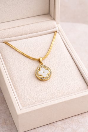 Paslanmaz Çelik Yonca Kolye MODEL 8 – Gold Kaplama Sedef Görünümlü Zirkon Taşlı | Kararmaz Kadın Kolyesi