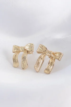 Pirinç Gold Renk Çizgi Detay Fiyonk Küpe