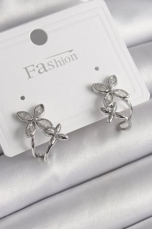 Pirinç Gümüş Renk Zirkon Taşlı 2'Li Çiçek Model Kadın Küpe