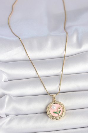 316L Çelik Gold Renk Zincir Pembe Çiçek İşlemeli inci Detay Portre Model Kadın Kolye