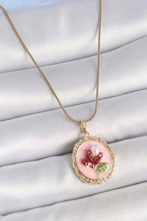 316L Çelik Gold Renk Zincir Pembe Mineli İncili Çiçek İşlemeli Portre Model Kadın Kolye