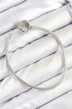 Pirinç Charm Zirkon Taşlı Kalp Model Gümüş Renk Kadın Bileklik