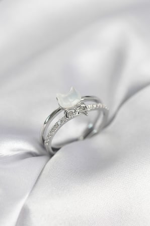 Gümüş Renk Sedefli Kedi Model Fiyonklu Zirkon Taşlı Kadın Yüzük