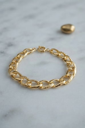 Pirinç Gold Renk Yıldız İşleme Zincirli Kadın Bileklik