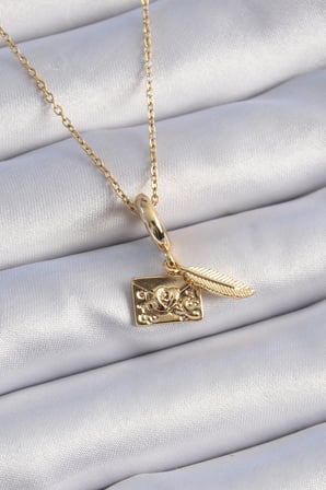316L Çelik Gold Renk Detay Mektup Figür Charm Model Kadın Kolye