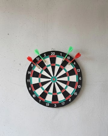 BUĞZ 17 İnç Profesyonel Dart Tahtası Dayanıklı Yapı ve 4 Metal Dart Oku