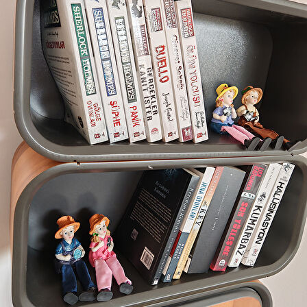 Sallanan Ayaklı Kürek Taşıyan ve Sulama Kabı Tutan Çocuk Biblosu