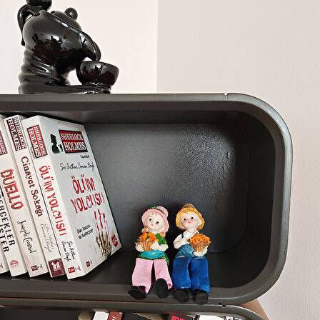 Sallanan Ayaklı Çiçek Sepeti Tutan Çocuk Biblosu