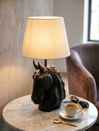 Modern At Abajur Siyah Gold Büst Abajur  Heykel  –  Beyaz Şapka Dekoratif Masa Lambası, Şık Salon & Yatak Odası Aydınlatma 