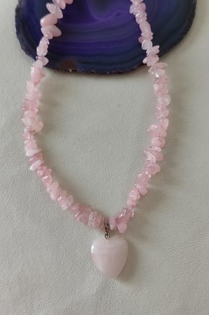 PEMBE KUVARS KALP KIRIKTAŞ DOĞALTAŞ KOLYE 