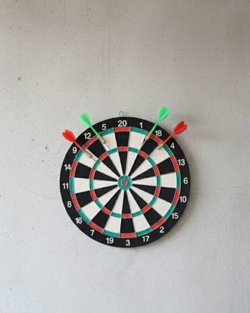 17 İnç Profesyonel Dart Tahtası Dayanıklı Yapı ve 4 Metal Dart Oku