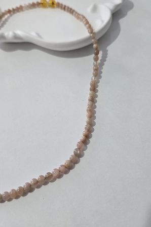 SERTİFİKALI 4 MM GÜNEŞ TAŞI  DOĞALTAŞ KOLYE  (VİDALI)