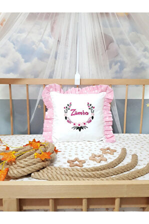 Nakışlı Kırlent Bebek İsimli 40x40 Cm İçi Dolgulu Fırfırlı Kırlent