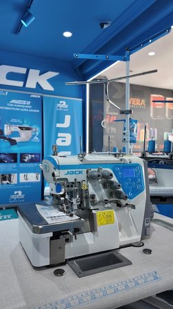 JACK C4-4 İPLİK FULL OTOMATİK OVERLOK MAKİNASI (7000 DEVİR, KONUŞAN PAKET)