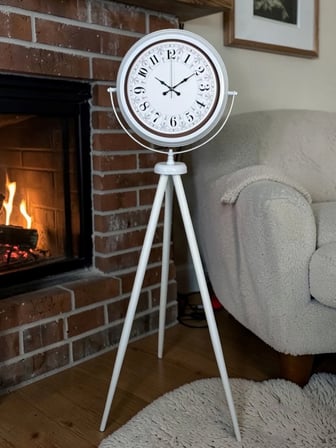 Klasik Rakamlı Beyaz Tripod Ayaklı Saat iegxx
