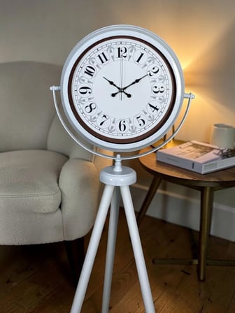 Klasik Rakamlı Beyaz Tripod Ayaklı Saat iegxx