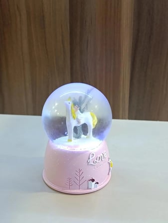 Unicorn  pilli Işıklı Müzikli Sulu polyester 10 cm *6,5 cm Kar Küresi (dilediğiniz notu hediye paketi üzerine yazılı şeklinde gönderim yapılmaktadır)