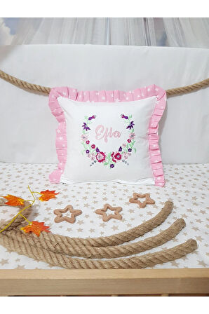 Nakışlı Kırlent Bebek İsimli 40x40 Cm İçi Dolgulu Fırfırlı Kırlent