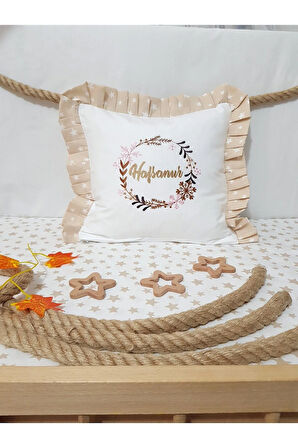 Nakışlı Kırlent Bebek İsimli 40x40 Cm İçi Dolgulu Fırfırlı Kırlent