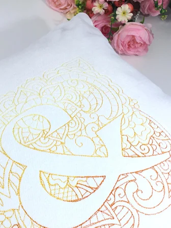 Voz No Jardim - Monogram Nakışlı Kırlent Kılıfı
